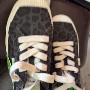 Cariuma Black and White Leopard cheetah Sneakers 7
